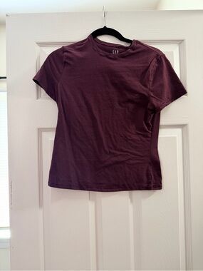 Gap burgundy close knit t-shirt in size L